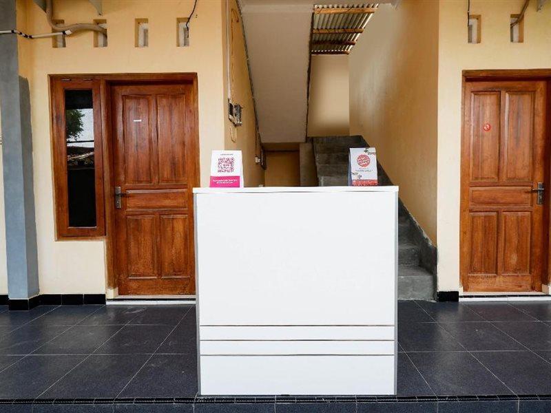 Super Oyo Capital O 2258 Santana Syariah Guest House Kartosuro Exterior photo