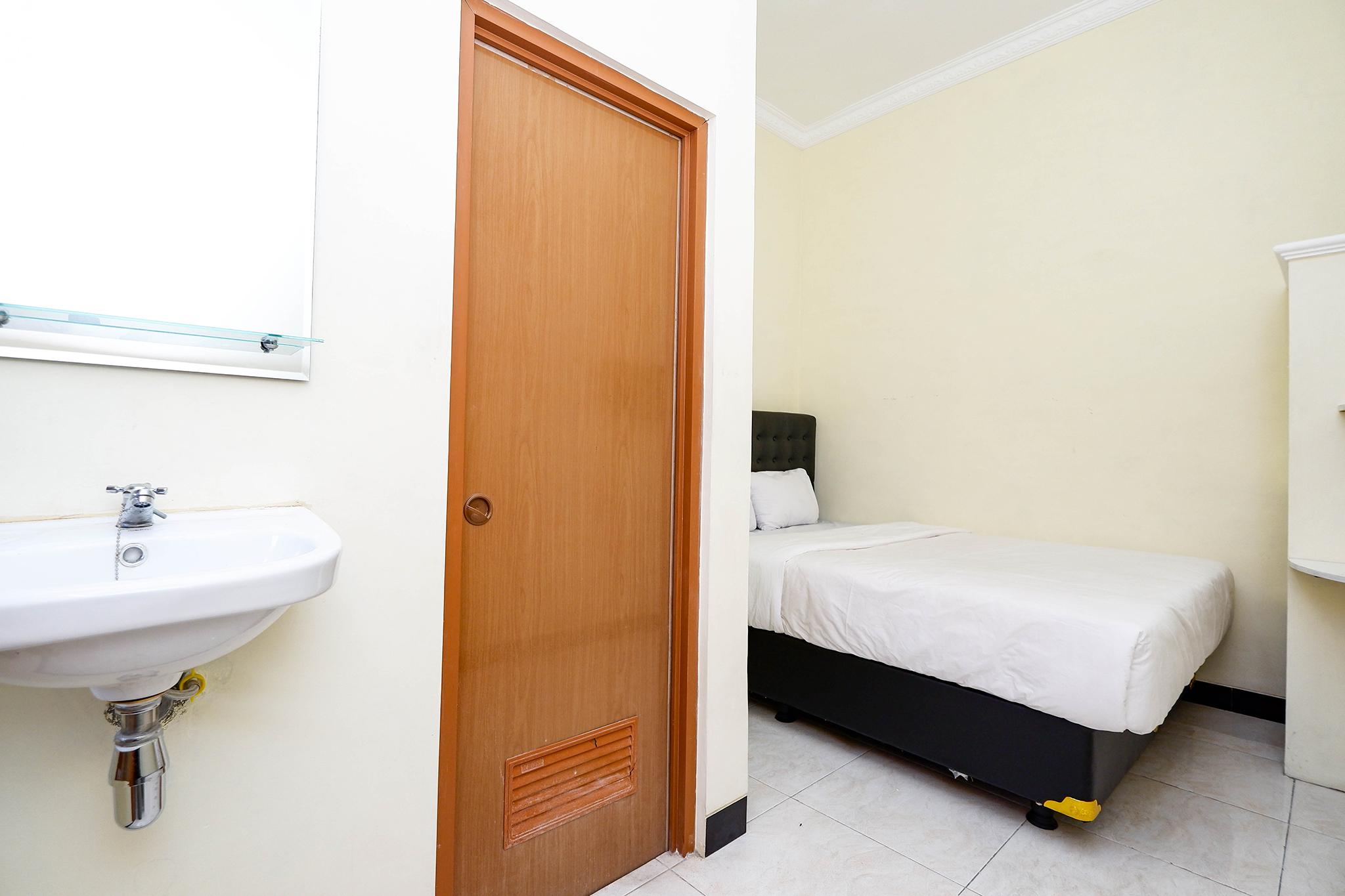 Super Oyo Capital O 2258 Santana Syariah Guest House Kartosuro Exterior photo