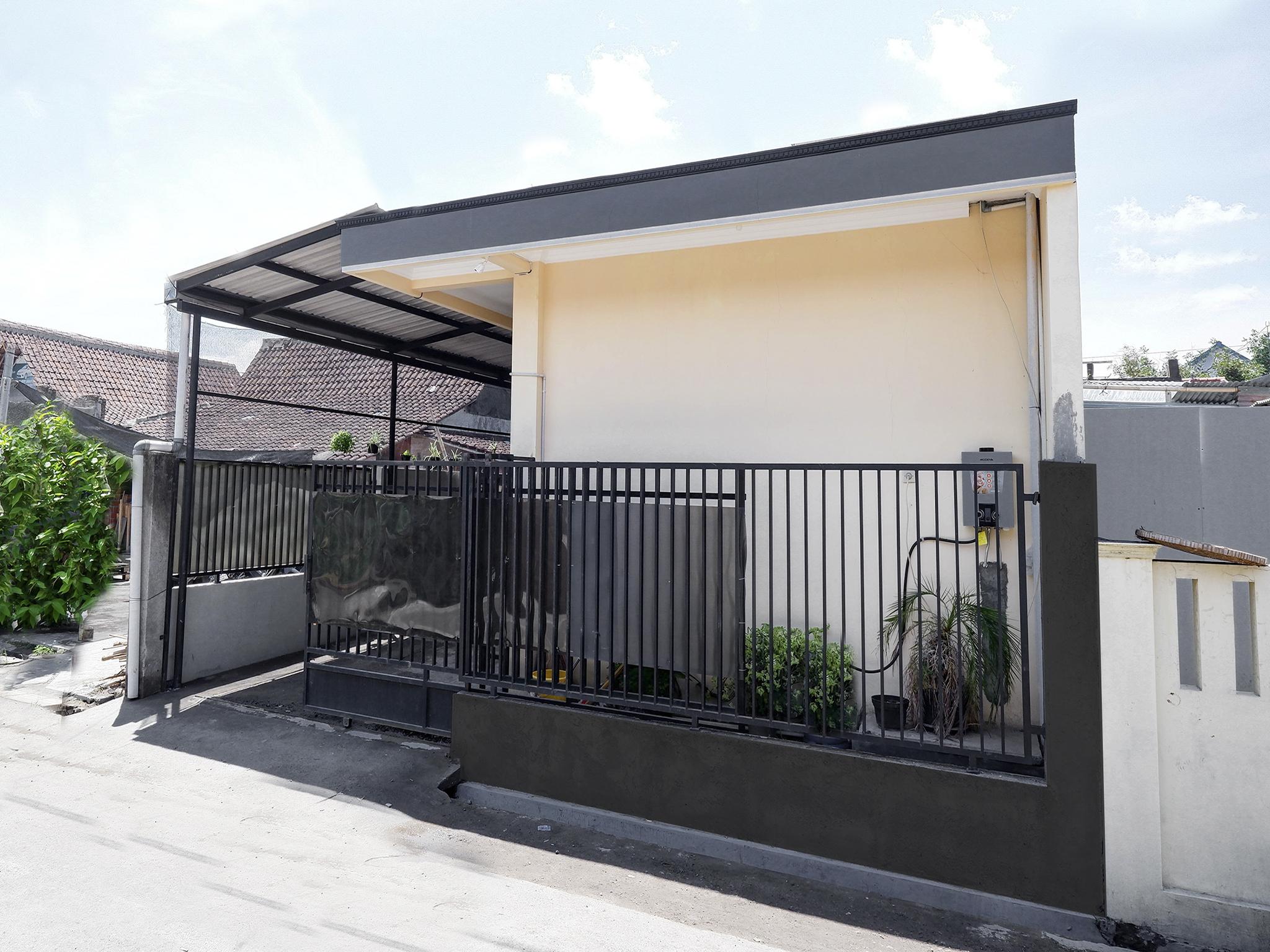 Super Oyo Capital O 2258 Santana Syariah Guest House Kartosuro Exterior photo