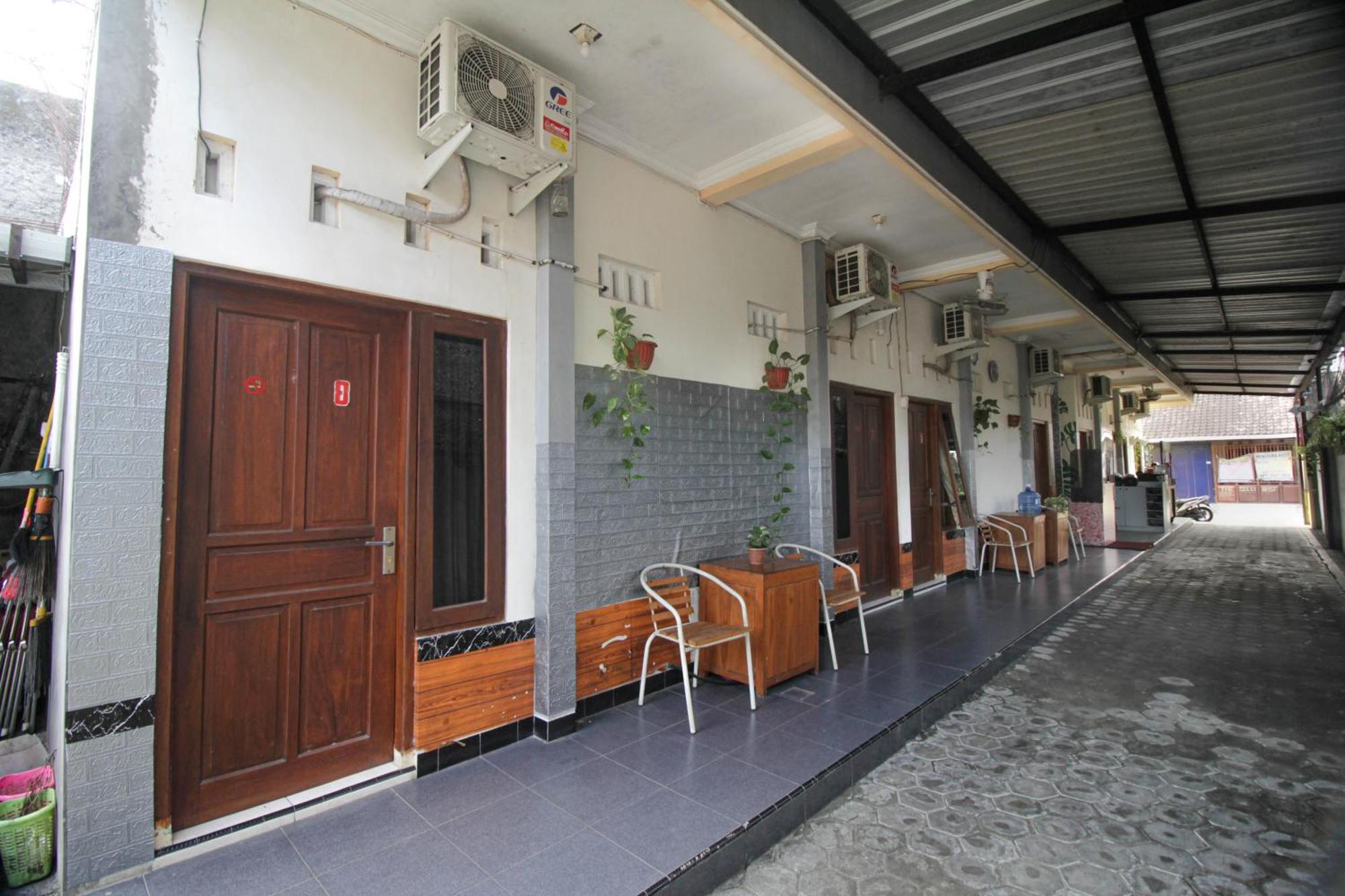 Super Oyo Capital O 2258 Santana Syariah Guest House Kartosuro Exterior photo