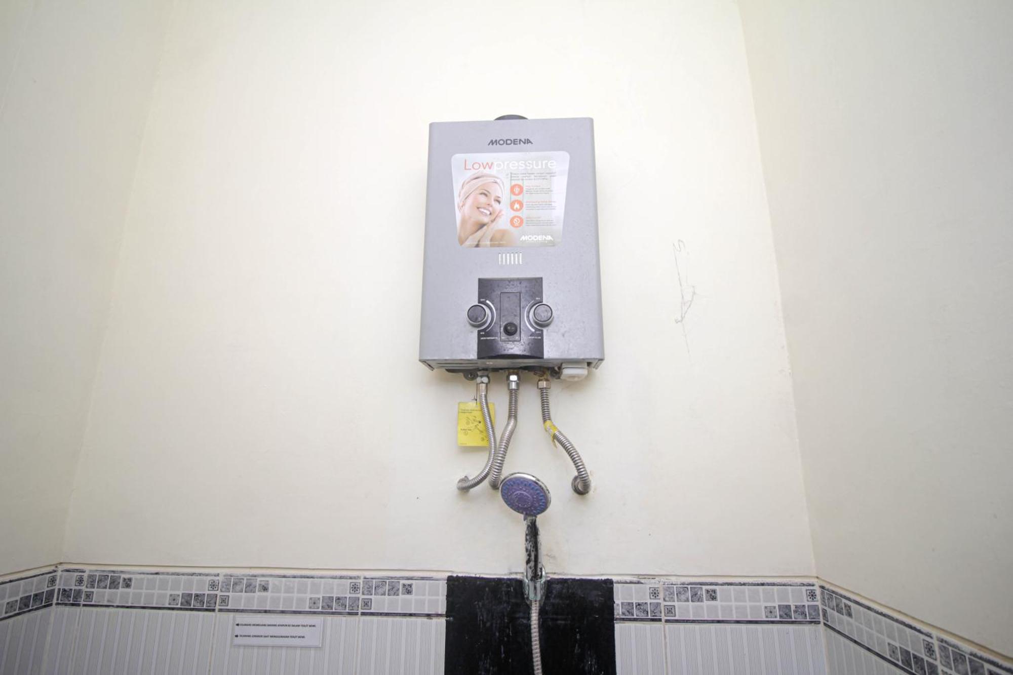 Super Oyo Capital O 2258 Santana Syariah Guest House Kartosuro Exterior photo