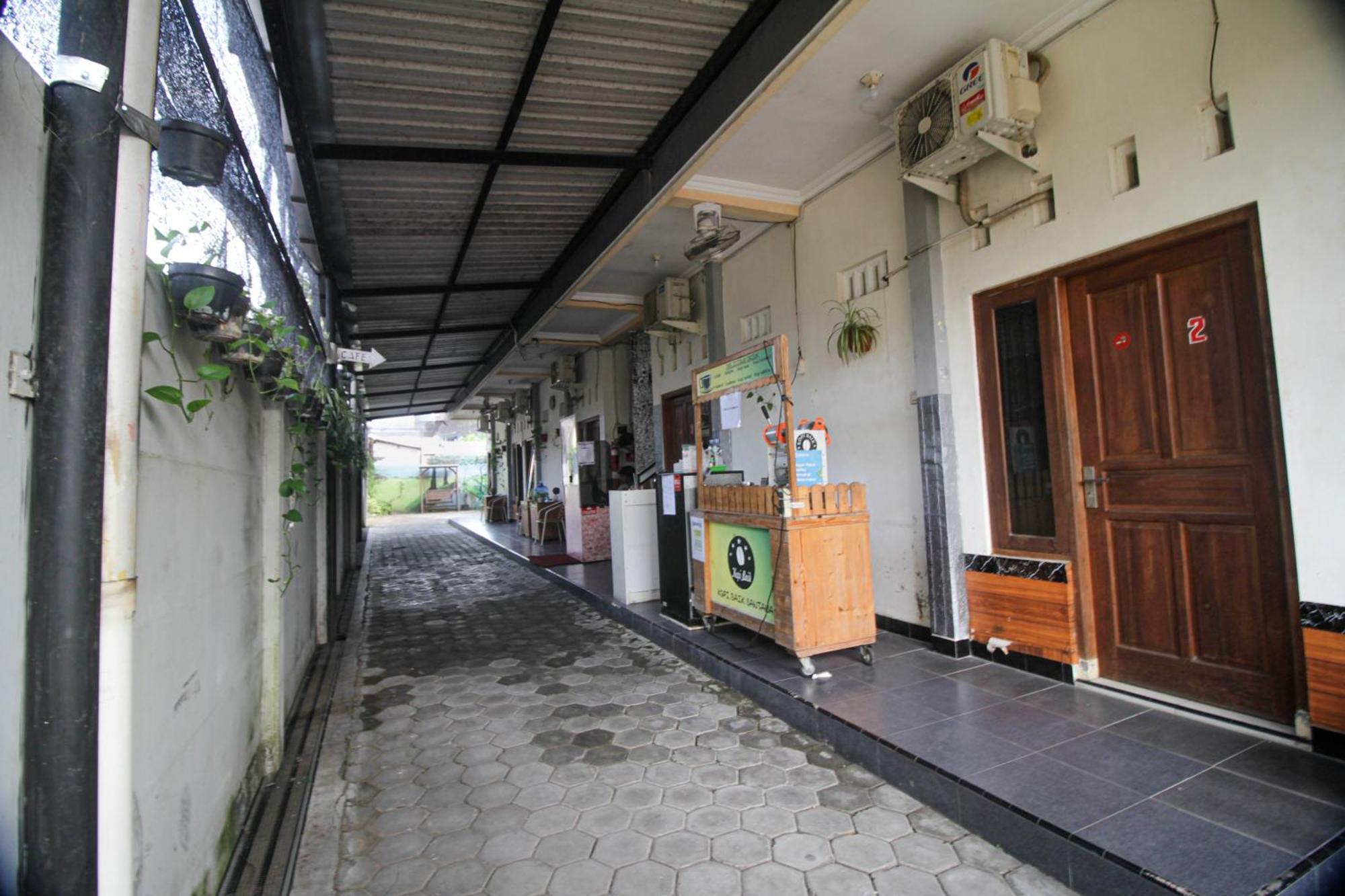 Super Oyo Capital O 2258 Santana Syariah Guest House Kartosuro Exterior photo
